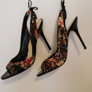 Guess Pumps with Floral Accent